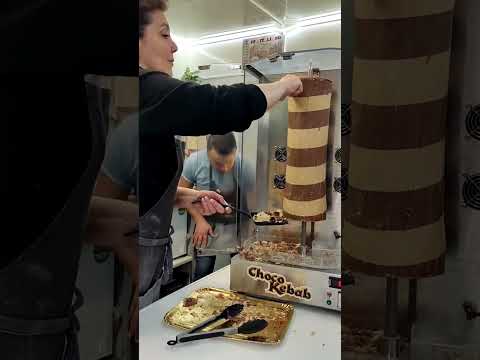 شاورما الشوكولاتة تستخدم الحشوة الفراولة والكريمة المخفوقة والعديد من الإضافات المختلفة