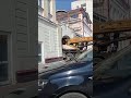 Проезд в старинную арку строительной техники