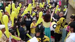 プロ野球：阪神、日本一早いマジック　兵庫の商店街に点灯