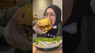 Besaunya Cheesy Soft Shell Crab Burger kat The Brgr ni 😂 screenshot 5