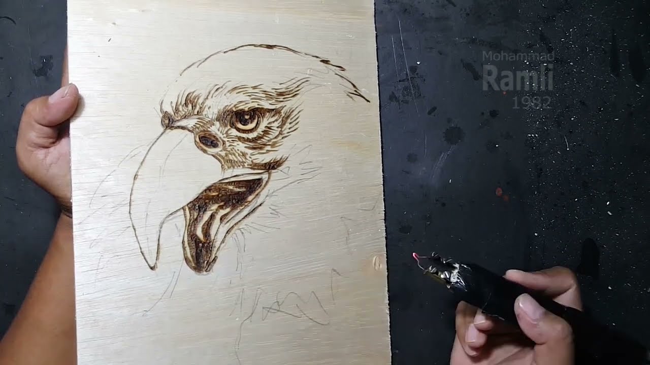 Menggambar burung rajawali menggunakan teknik pyrography 