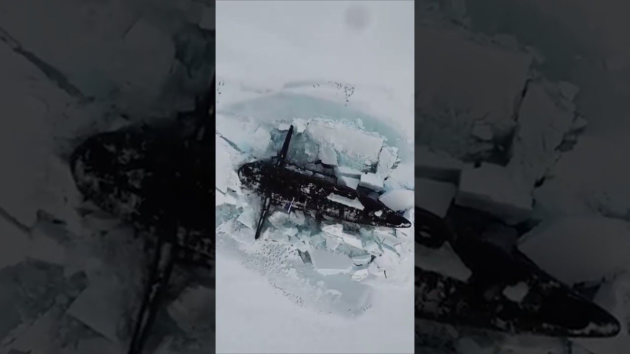 Подводная лодка проекта 941 «Акула» всплывает из-подо льда.