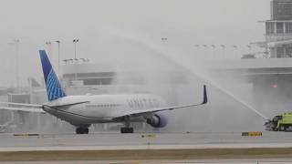Caught Live: United Airlines (UA928) Captain Last Flight Before Retirement | Chicago O'Hare Airport