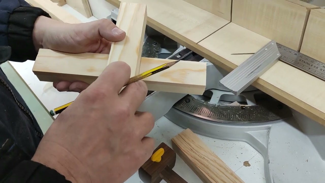 Cómo realizar un ensamble de media madera sin peligro en la ingletadora