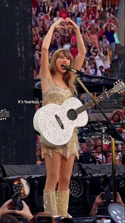 Taylor Swift Fearless - Crowd did heart back at her ❤️ #taylorswift #trending #shortsfeed #swifties