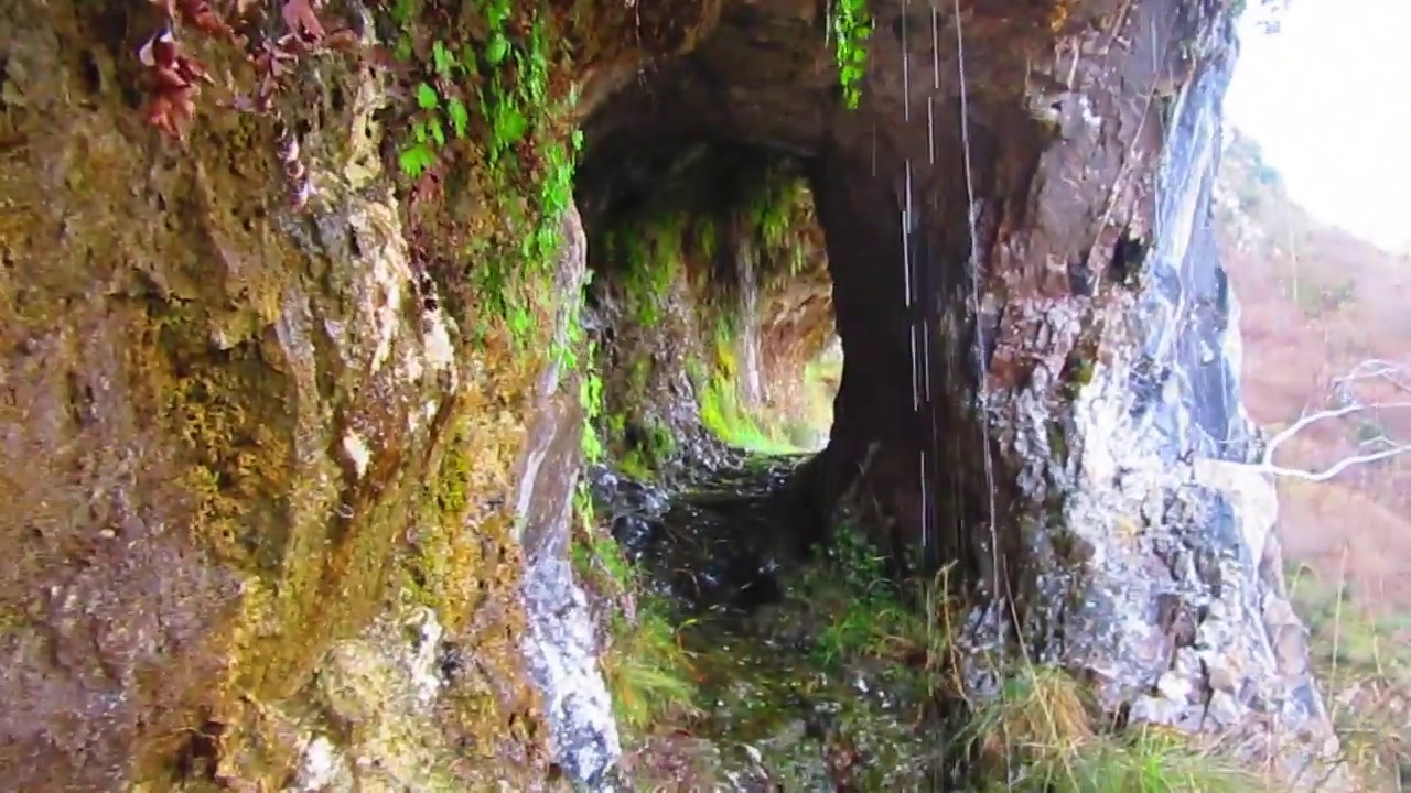 Camino a Tresviso por la canal de Reñinuevo (Cantabria)
