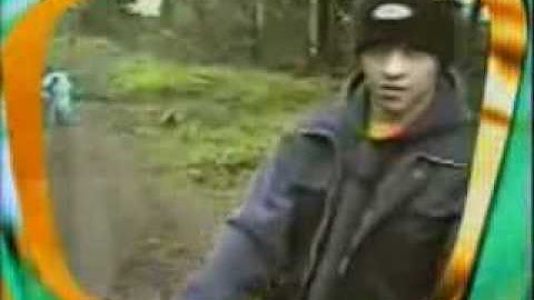 Dummer Junge mit Waffe