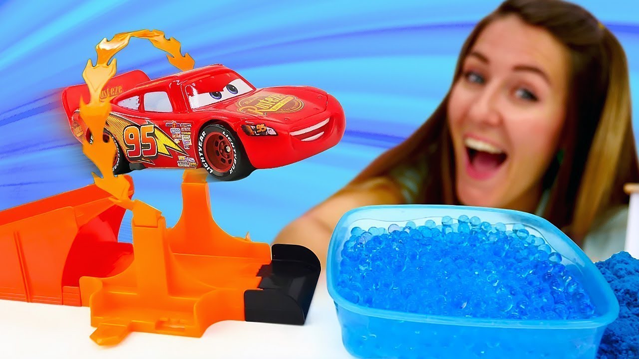 Nueva pista de carreras para Rayo McQueen. Coches en la Guardería Infantil. Vídeos de juguetes.