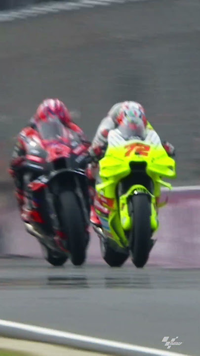 🫣😵 RIDERS OK! Glad to see Marco Bezzecchi & Maverick Viñales walk away from this incident. #MotoGP