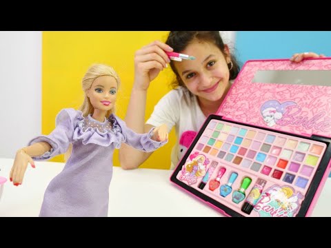 Barbie ile manikür yapma ve makyaj yapma oyunu! Kız çocuk videosu!