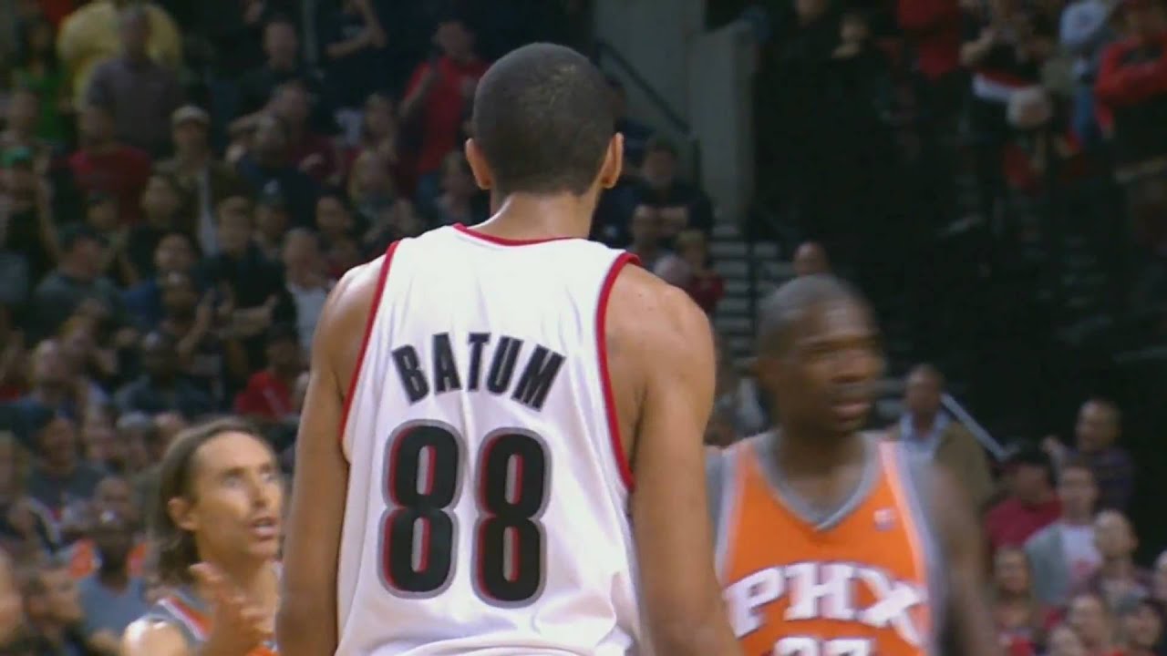 Amare Stoudemire Intentionally Elbows Nic Batum's Injured Shoulder [HD]