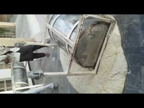 تخلیه اعتراضی خمیر نان یک نانوا در مقابل اداره برق در خاش در اعتراض به قطعی برق