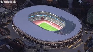 空撮・「杜のスタジアム」照明点灯　国立競技場完成披露