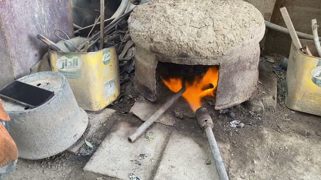 قلعة سكر ذي قار / محل ابو حيدر ( سويدان ) لتصليح الباتريات / الشاب الفني ميثم