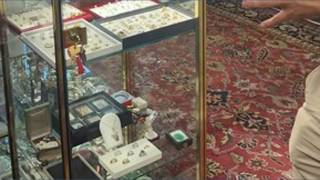 Police ask public to identify couple in Auburn jewelry theft