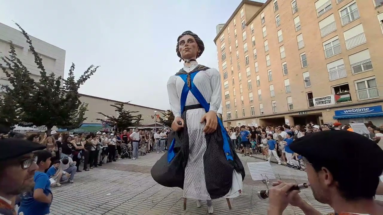 Errotxapeako erraldoiak 2024ko jaietan/Gigantes de la rotxapea en fiestas 2024