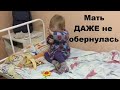 Она ДАЖЕ не обернулась  — БРОСИЛА свою годовалую малышку в КРОВАТКЕ посреди холодного дома и УШЛА...