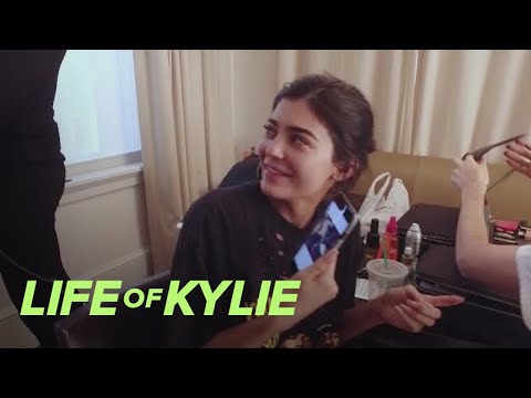 Kylie Jenner Freaks Over Stars at 2017 Met Gala Table | Life of Kylie | E!