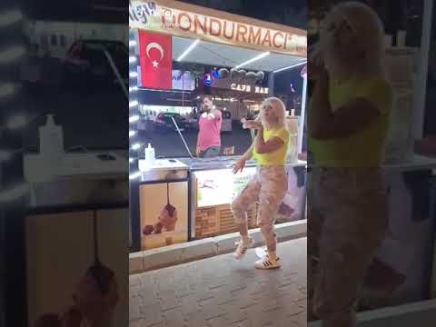 بائع الايس كريم التركي رقص وضحك علا اغنية والله شكلي حبيتك