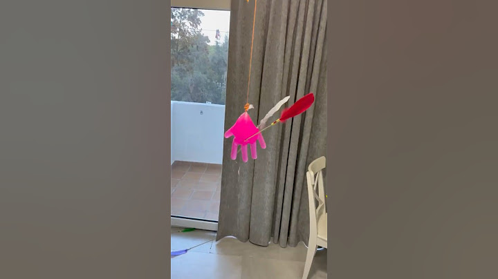 Players push long pins through a gloves attempting to pop the balloon! 玩家将长针穿过手套，试图戳破气球！