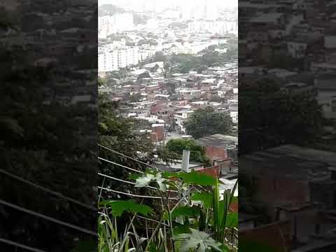 Traficantes trocam tiros com policiais militares em comunidade do Rio de Janeiro; veja o vídeo!