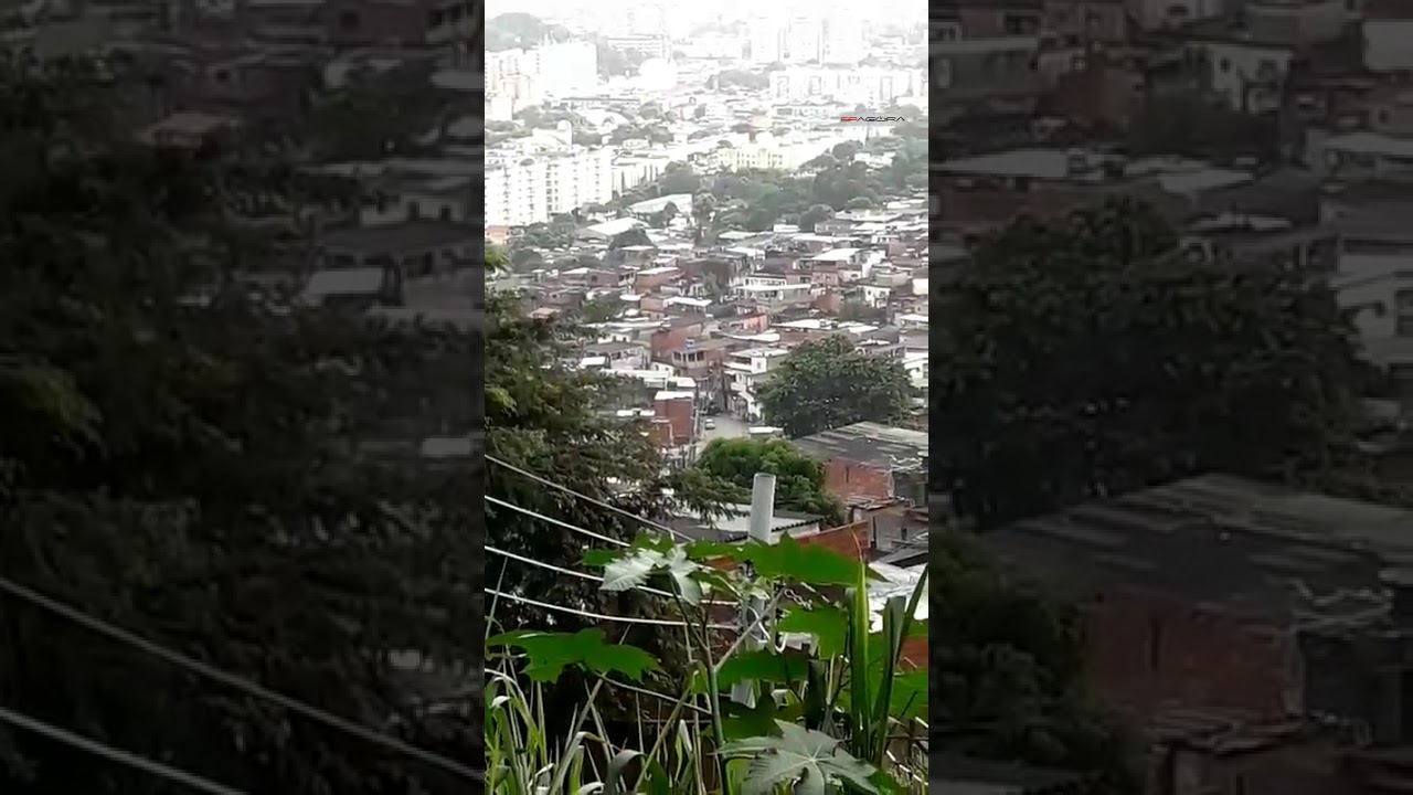 Traficantes trocam tiros com policiais militares em comunidade do Rio de Janeiro; veja o vídeo!