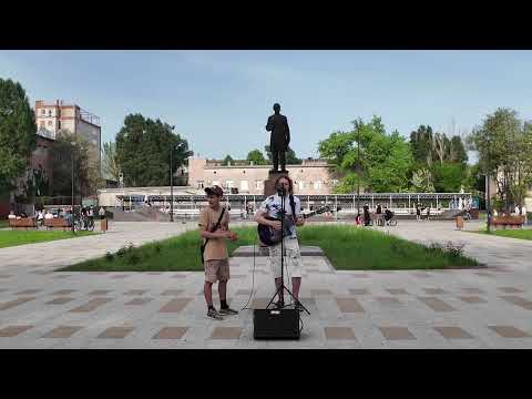 Genç Muhafız Meydanı Luhansk Sıcak Bahar 2024 Birçok insan canlı müzik