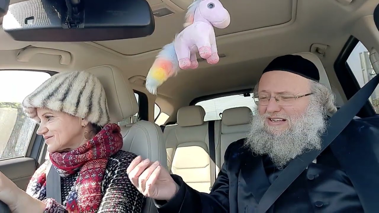 על המגילה שלא מוזכר שמה שם ה' ועל ההגדה שלא מוזכר שמה שמו של משה רבינו עברית