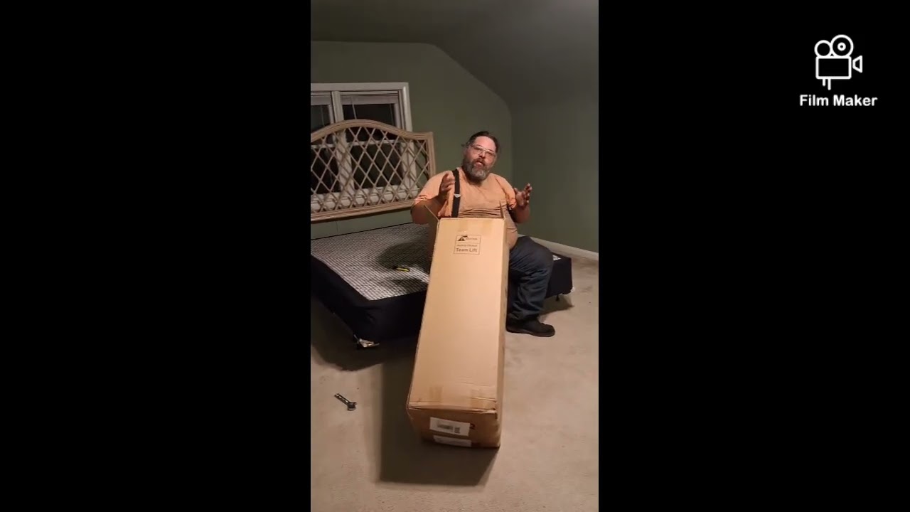 Майк на последнем издыхании скручивает кровать