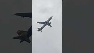 Ada pesawat pelita air saat mendung