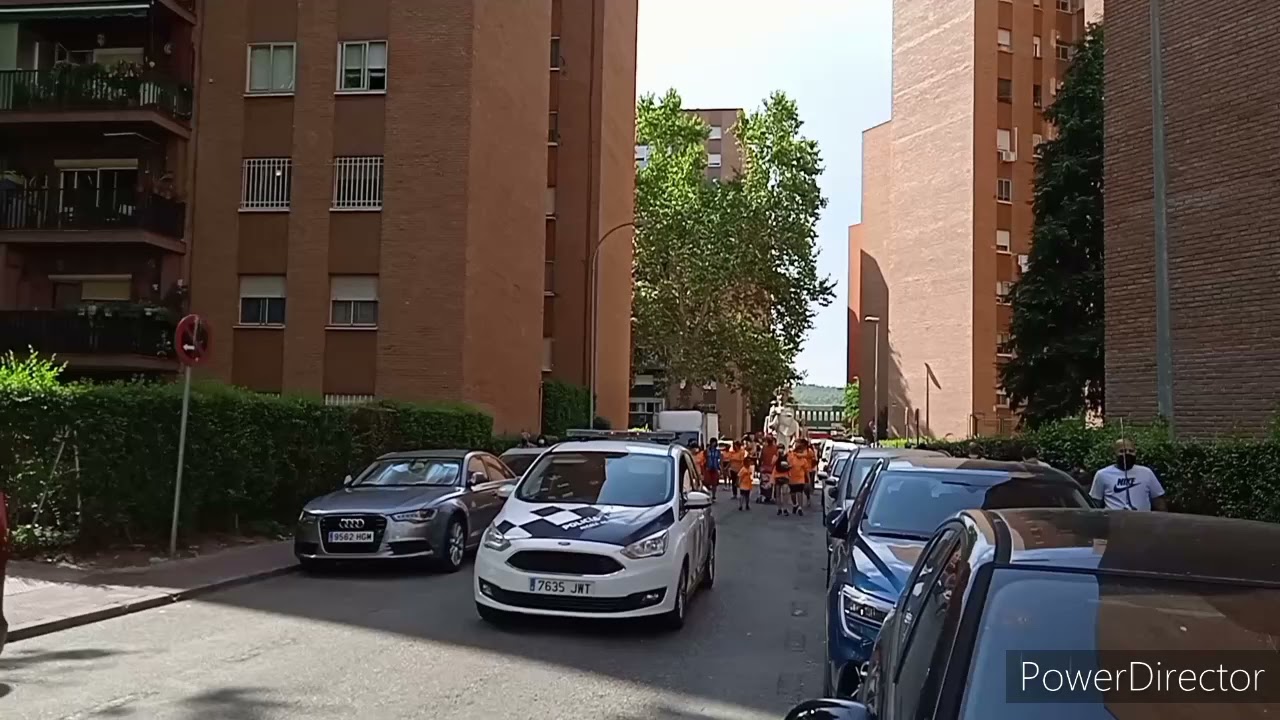 Desfile de Gigantes y Cabezudos En Las Ferias y Fiestas De Alcalá de Henares , por El Distrito 4