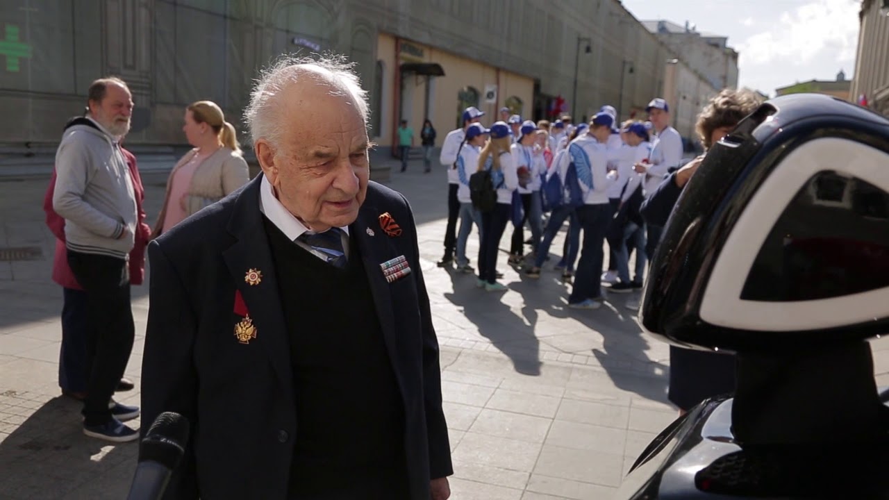 Робот‐промобот спел для ветеранов в центре Москвы - YouTube