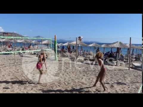 H Shaya παίζει beach volley