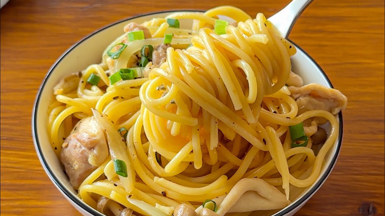 【節約・簡単】フライパンひとつで旨味爆発!「鶏もも肉としめじのガリバタ醤油パスタ」