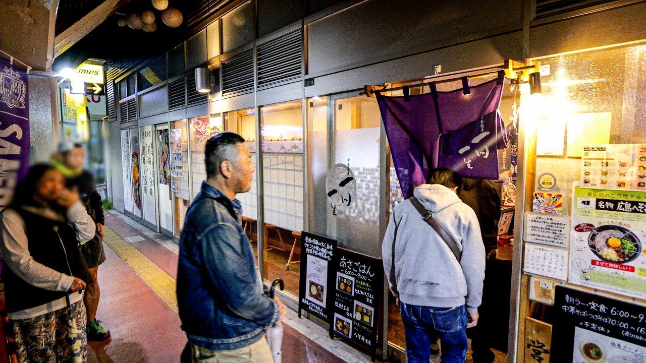 広島）朝６時に大行列。３９歳ラーメン姉さんが躍動する８席駅前ラーメンがすごかった。
