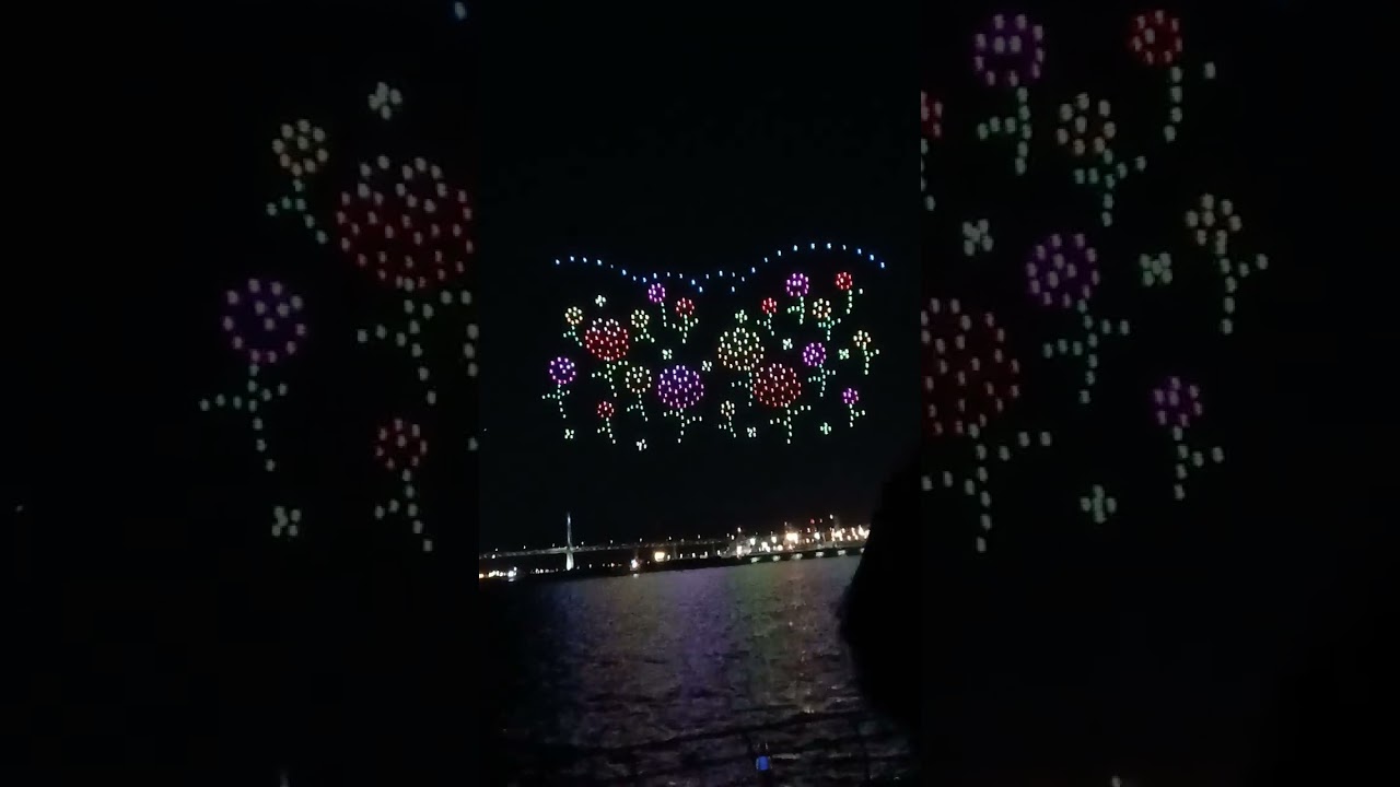 みなとみらい花博前のドローンショー