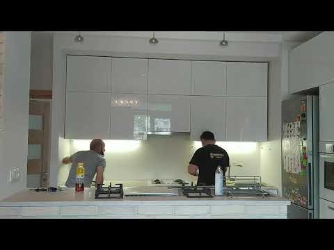 ვიდეო: წინსაფარი თეთრი სამზარეულოსთვის (55 ფოტო): მსუბუქი პრიალა სამზარეულოს დიზაინის მახასიათებლები შავი წინსაფარი და მუქი მაგიდა. თეთრი სამზარეულო ინტერიერში ნათელი წინსაფრით