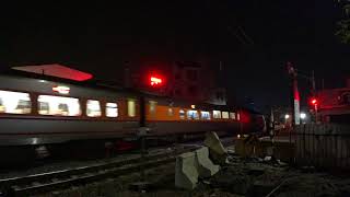 102次自強號通過斗六市鎮北路平交道