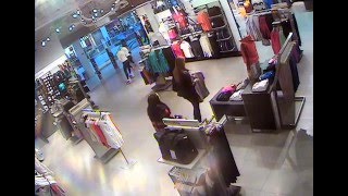 Две девочки украли футболку