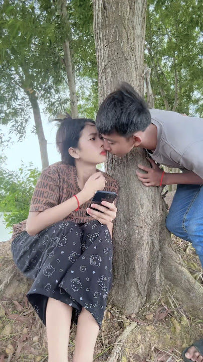 I Just Want to Kiss My Girlfriend” 😘#SweetKiss #CoupleGoals #LoveMoments