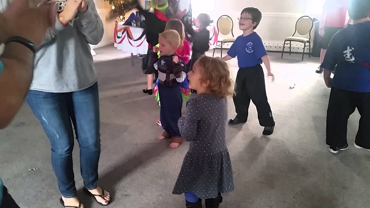 Uptown Funk - 3 year old dancing - YouTube