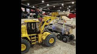 Masterful Log Handling: Expert RC Operator Unloading with Pallet Forks (1:14 Scale)