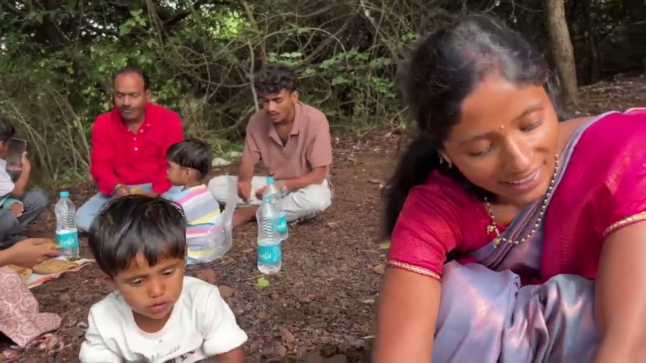 आज जंगलात जेवायला बसलो पांडू दादाने घरून डाळ चपाती भाकरी आणल्या आहेत 😂#गावठीनिलेशपुनम