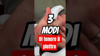 3 modi di tenere il plettro. L'ultimo è strano.