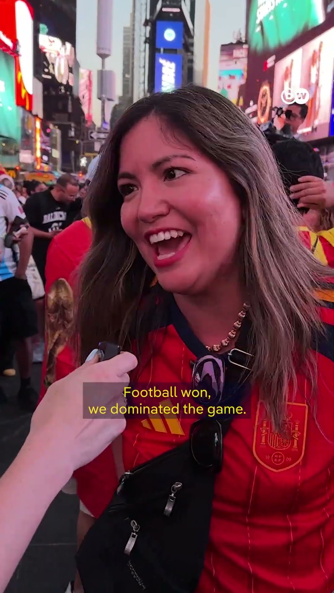 Spain fans celebrate win in NYC while Buenos Aires weeps | DW News