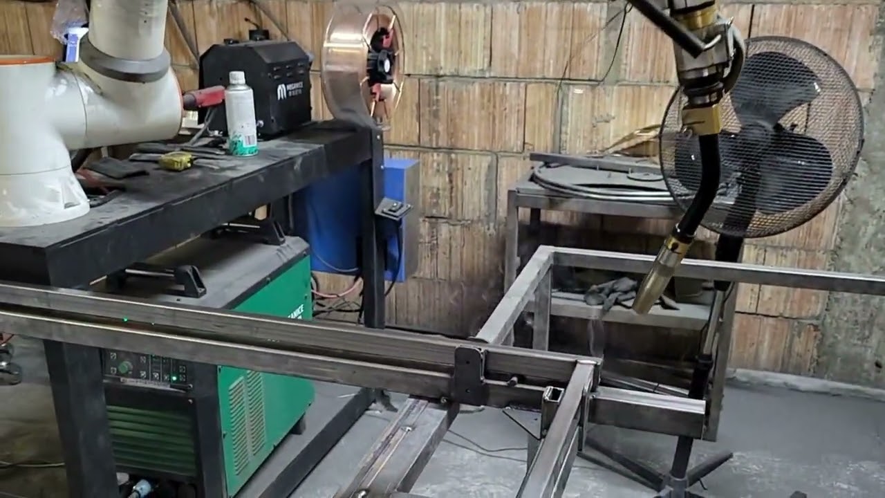 Automatisches Schweißen mit Schweißroboter von RWGMETAL