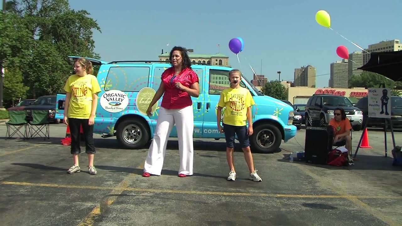 WTTW PBS Kids: Miss Lori warms up her tour audience in ...