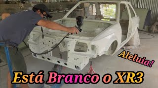 Escort XR3 está branco, pintamos a carroceria e o cofre do motor