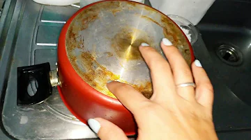 Como limpar o fundo da panela queimada?