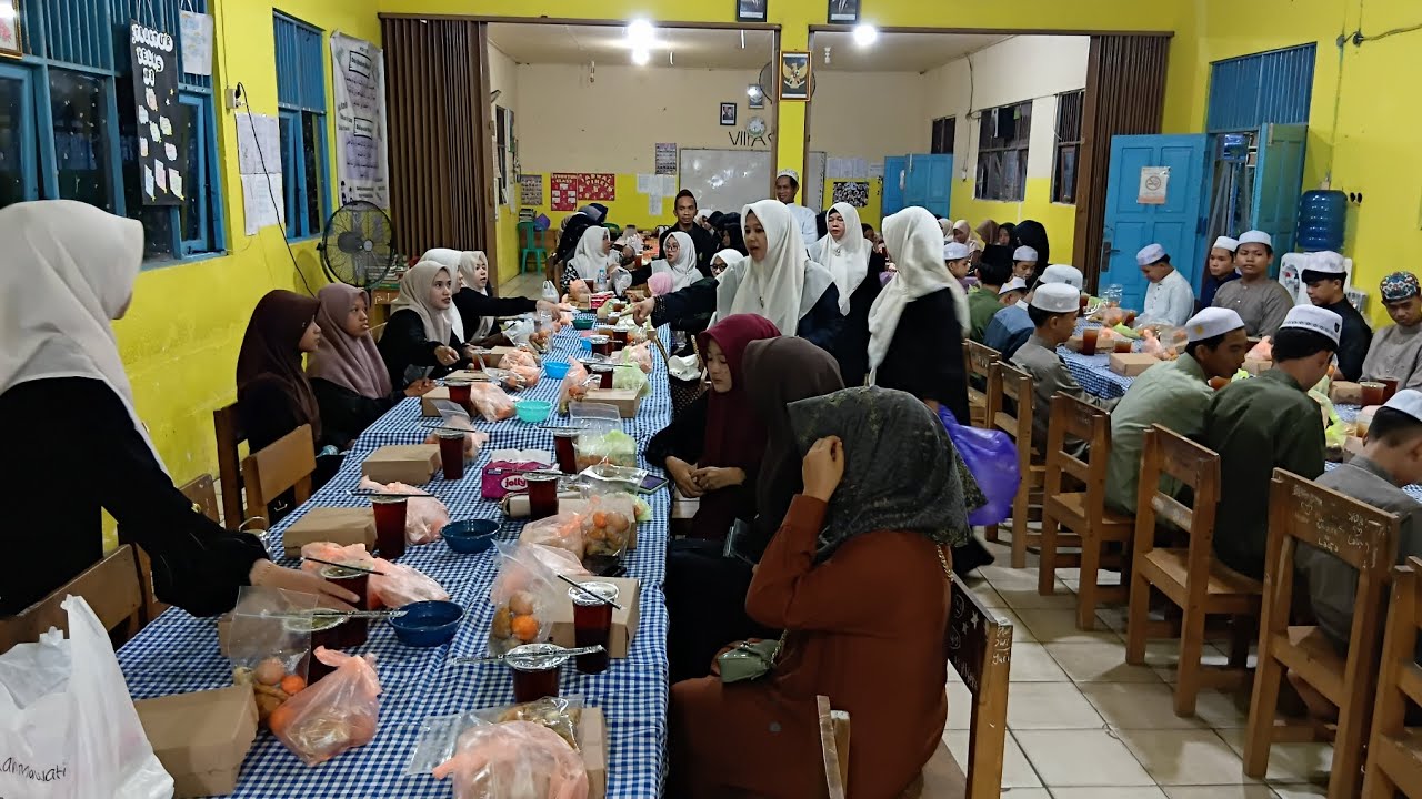 Hangatnya Silaturahmi dalam Bukber Keluarga Besar MTsN 5 Tapin